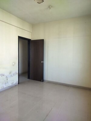 Room in 2 BHK Apartment at Oberoi Realty Park View, Kandivali East – for Rent