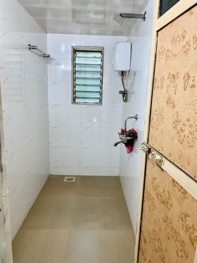 Bathroom, karachi-citizens-chs 2 Bedroom 1100 Sq.Ft. Apartment In Juhu Mumbai 9910854