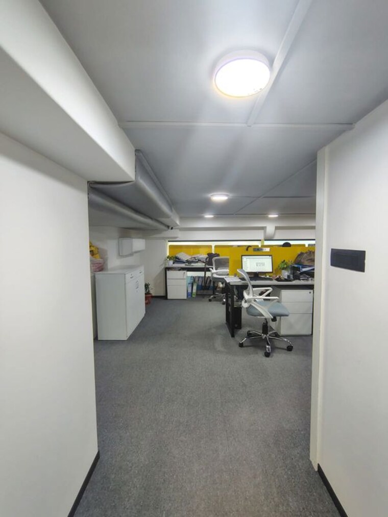  Parking, parinee-i Commercial Office Space 5500 Sq.Ft. In Andheri West Mumbai 9313193