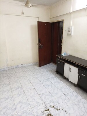 Room in 2 BHK Apartment at Borivali East – for Rent