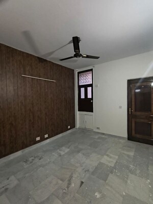 Room in 3 BHK Apartment at Chittaranjan Park – for Rent