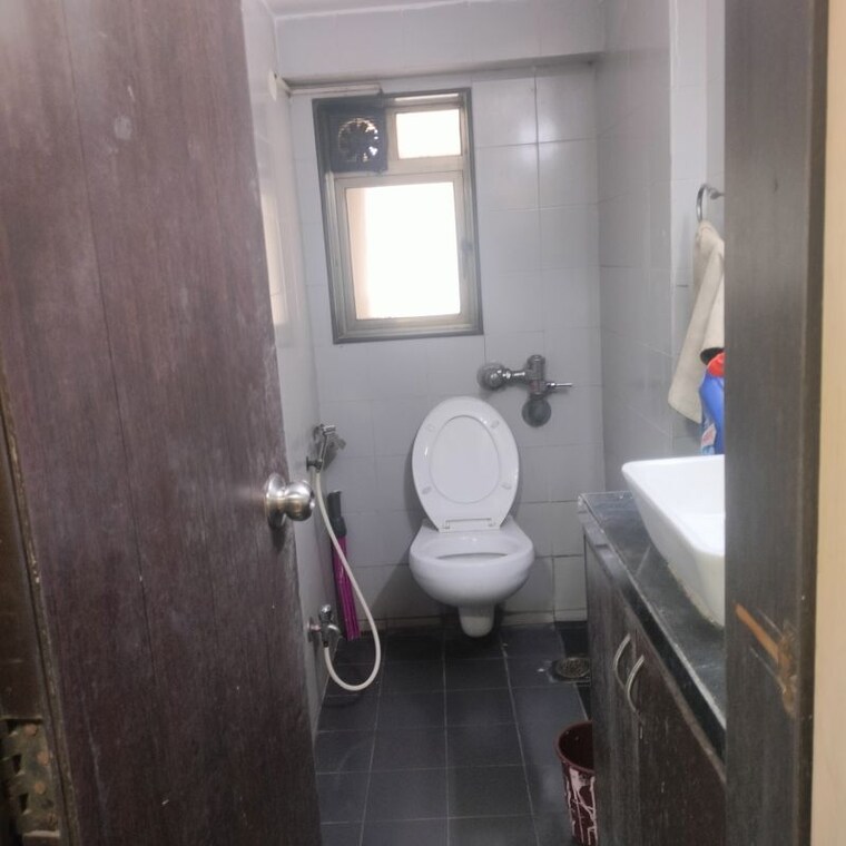 Bathroom, oberoi-chambers Commercial Office Space 950 Sq.Ft. In Andheri West Mumbai 9163824