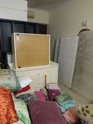 Team Area in 3 BHK Apartment at South Extension – for Rent