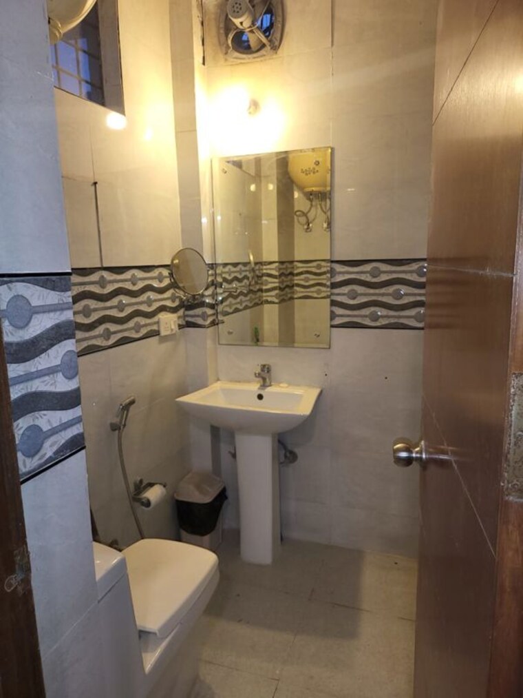 Team Area, dlf phase ii 3 Bedroom 3000 Sq.Ft. Builder Floor In Dlf Phase ii Gurgaon 10300143