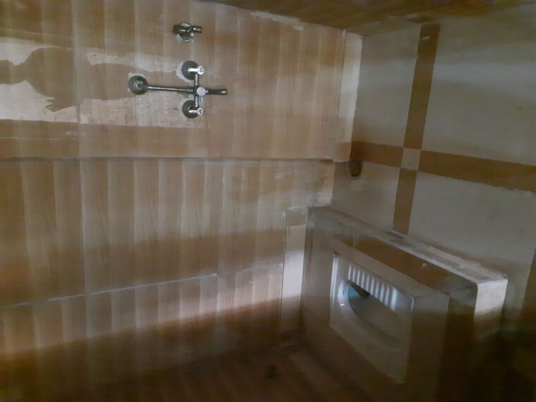 Bathroom, sector 63a 2 Bedroom 1200 Sq.Ft. Apartment In Sector 63a Noida 10136071