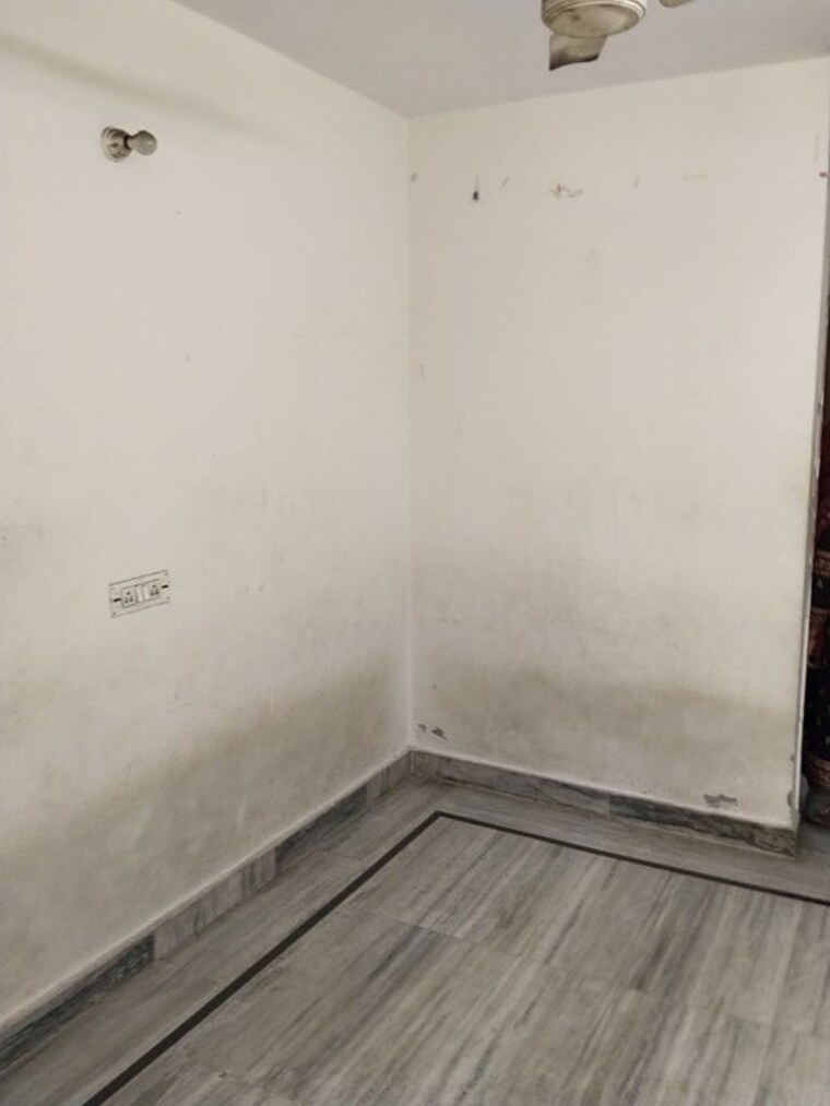 Room, bhogal 1 Bedroom 45 Sq.Yd. Apartment In Bhogal Delhi 10300685