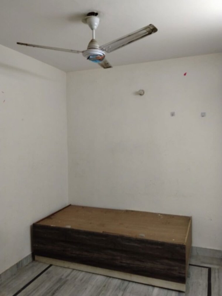 Room, bhogal 1 Bedroom 48 Sq.Yd. Apartment In Bhogal Delhi 10300890