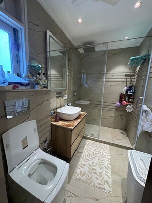 Team Area in 3 BHK Builder Floor at Safdarjung Enclave – for Rent