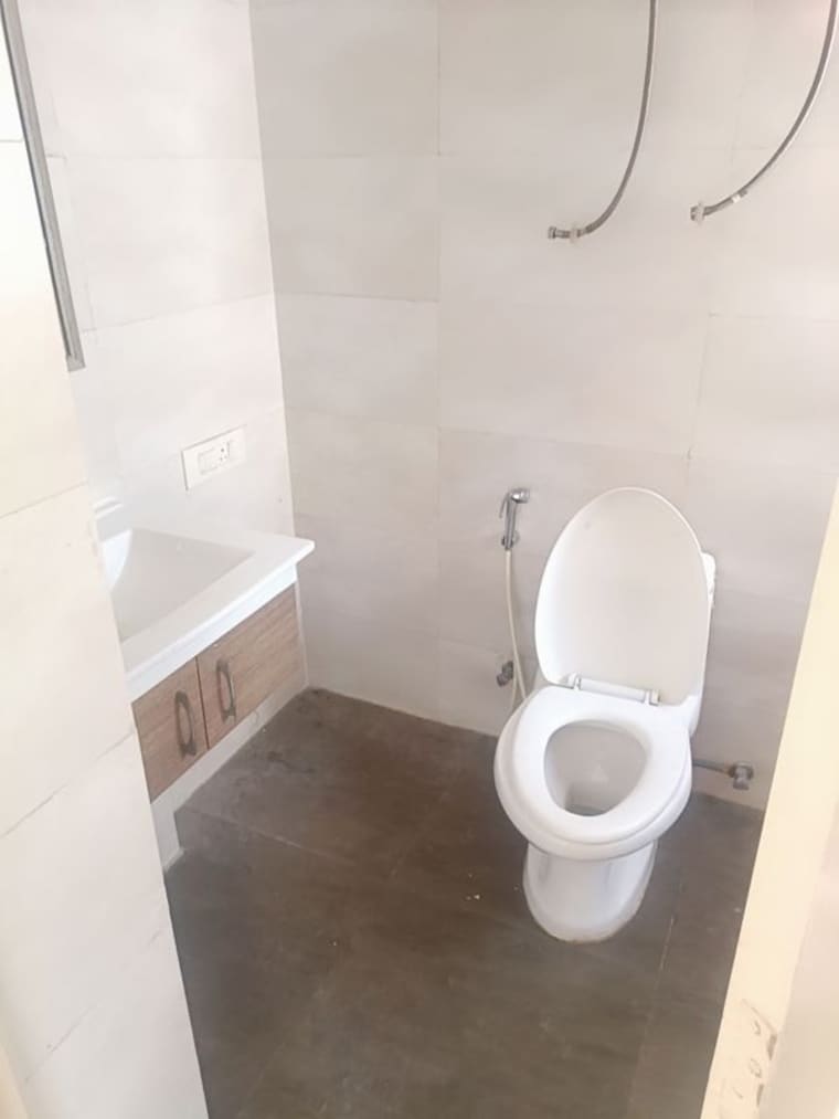 Bathroom, tulip-violet 4 Bedroom 2010 Sq.Ft. Apartment In Sector 69 Gurgaon 10300938