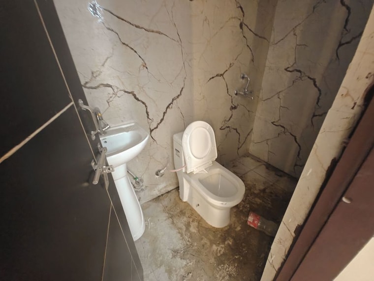 Bathroom, sunshine-apartments-sector-73 2 Bedroom 1000 Sq.Ft. Apartment In Sector 73 Noida 10301545