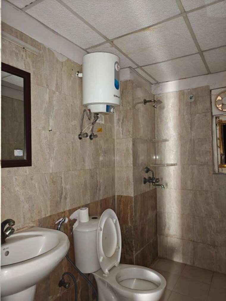 Bathroom, aims-golf-city 3.5 Bedroom 1850 Sq.Ft. Apartment In Sector 75 Noida 10301552