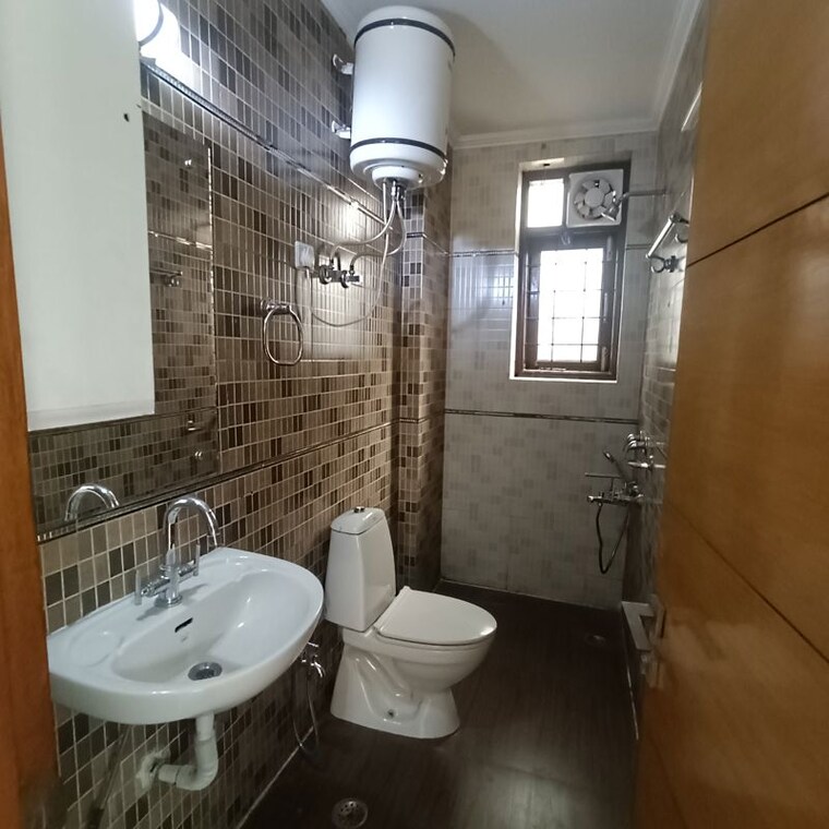 Bathroom, chittaranjan park 3 Bedroom 1250 Sq.Ft. Builder Floor In Chittaranjan Park Delhi 10301707