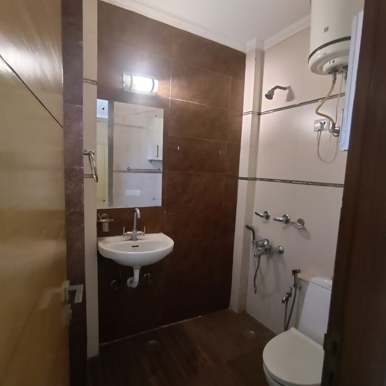 Bathroom, chittaranjan park 3 Bedroom 1250 Sq.Ft. Builder Floor In Chittaranjan Park Delhi 10301707