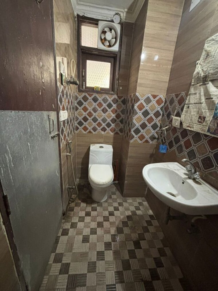 Bathroom, paryavaran complex 2 Bedroom 665 Sq.Ft. Builder Floor In Paryavaran Complex Delhi 10301178