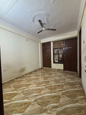 Room in 2 BHK Builder Floor at Paryavaran Complex – for Rent