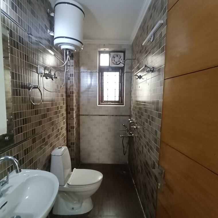 Bathroom, chittaranjan park 3 Bedroom 1250 Sq.Ft. Builder Floor In Chittaranjan Park Delhi 10301774