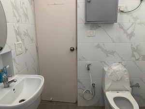 Master Bedroom in 1 BHK Builder Floor at Safdarjung Development Area – for Rent