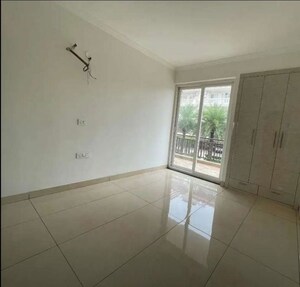 Room in 3 BHK Apartment at Green Valley Residencia, Ghazipur – for Rent