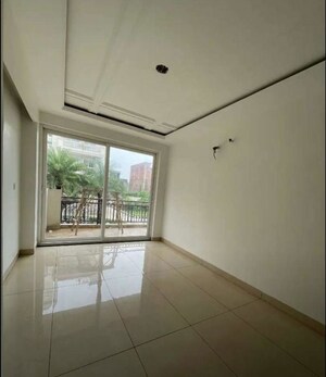 Room in 3 BHK Apartment at Green Valley Residencia, Ghazipur – for Rent