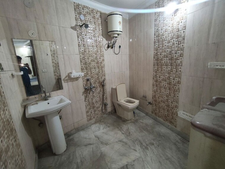 Bathroom, saket 3 Bedroom 1200 Sq.Ft. Builder Floor In Saket Delhi 10301861