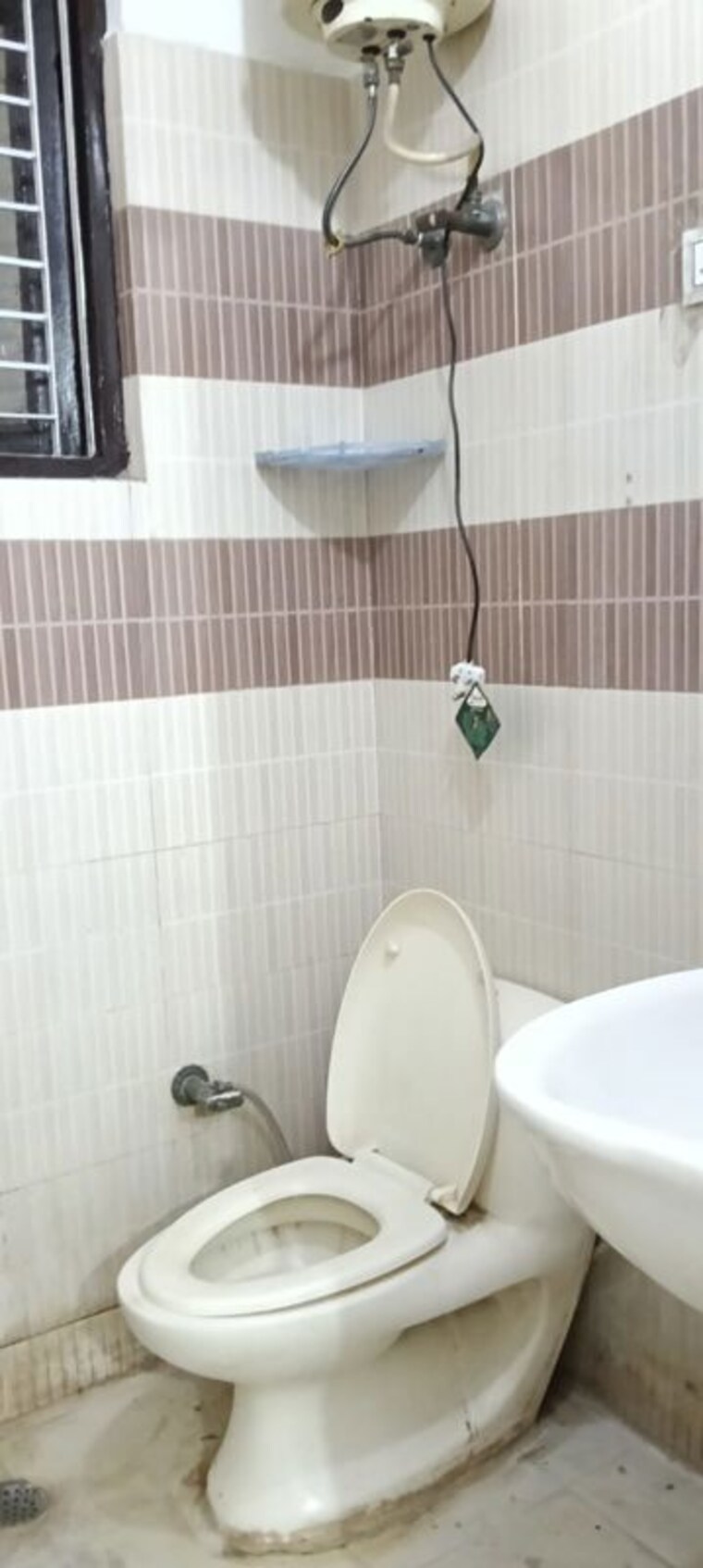 Bathroom, niti khand i 2 Bedroom 50 Sq.Yd. Apartment In Niti Khand I Ghaziabad 10301880
