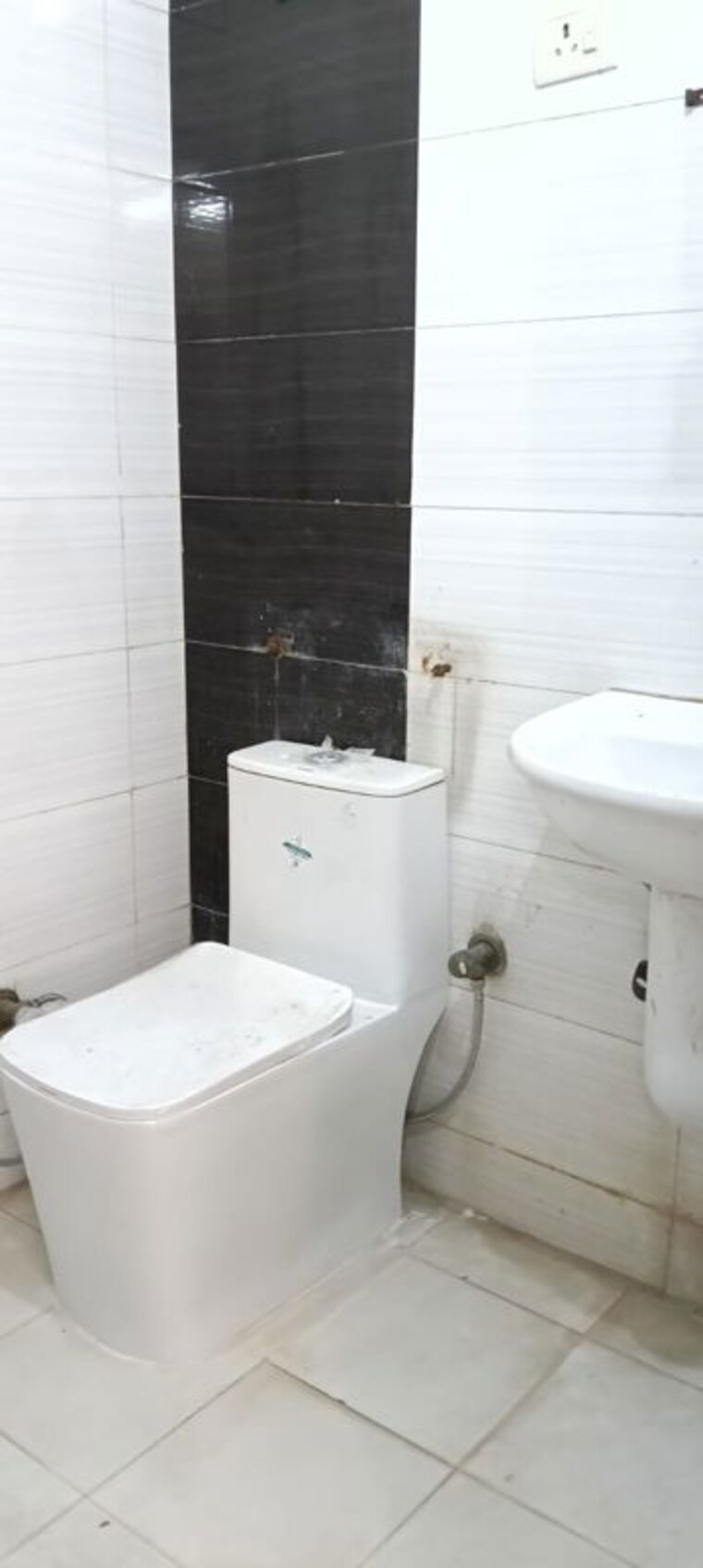 Bathroom, niti khand i 2 Bedroom 50 Sq.Yd. Apartment In Niti Khand I Ghaziabad 10301880