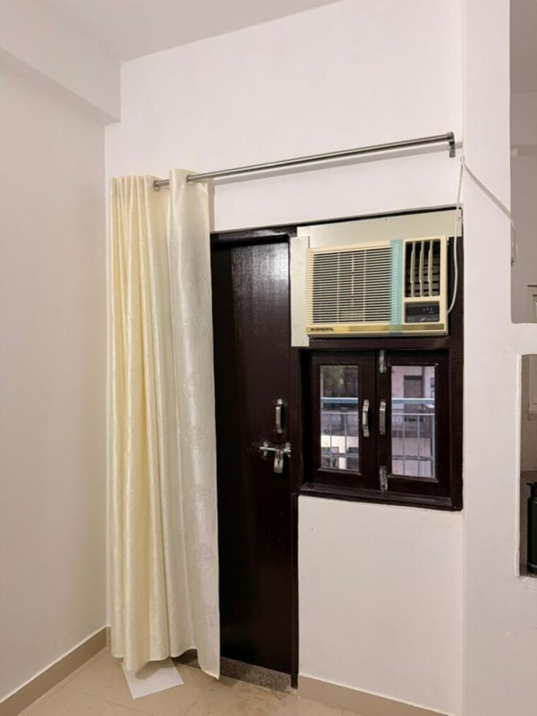 Room, sector 128 Pg For Boys & Girls In Sector 128 10301917