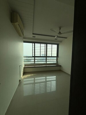 Room in 3 BHK Apartment at Oberoi Realty Splendor, Andheri East – for Rent