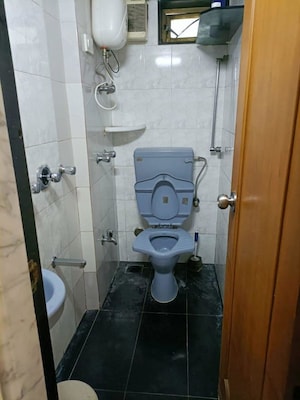 Bathroom in 3 BHK Apartment at Jolly Maker Apartment, Cuffe Parade – for Sale