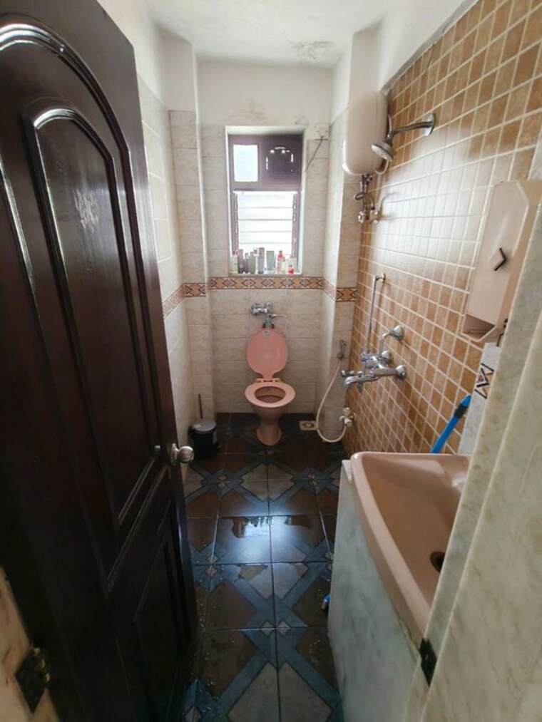 Bathroom, bandra west 2 Bedroom 700 Sq.Ft. Apartment In Bandra West Mumbai 10302335