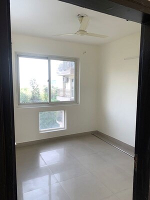 Room in 4 BHK Apartment at BPTP Mansions Park Prime, Sector 66 – for Rent