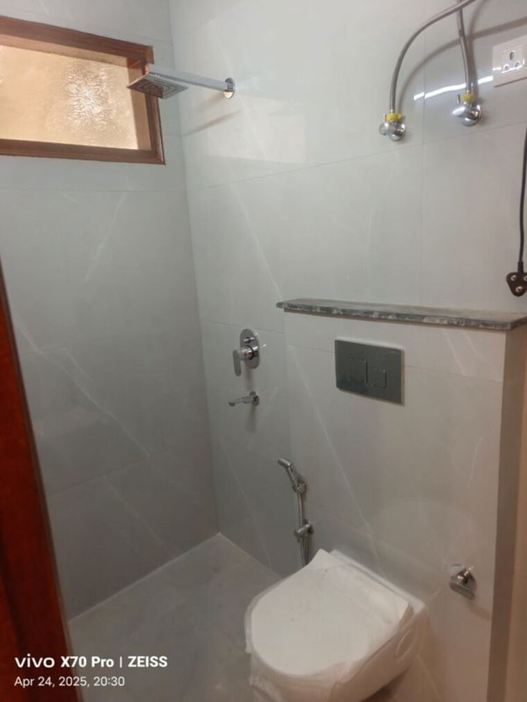 Bathroom, kalkaji 3 Bedroom 131 Sq.Yd. Builder Floor In Kalkaji Delhi 10302469