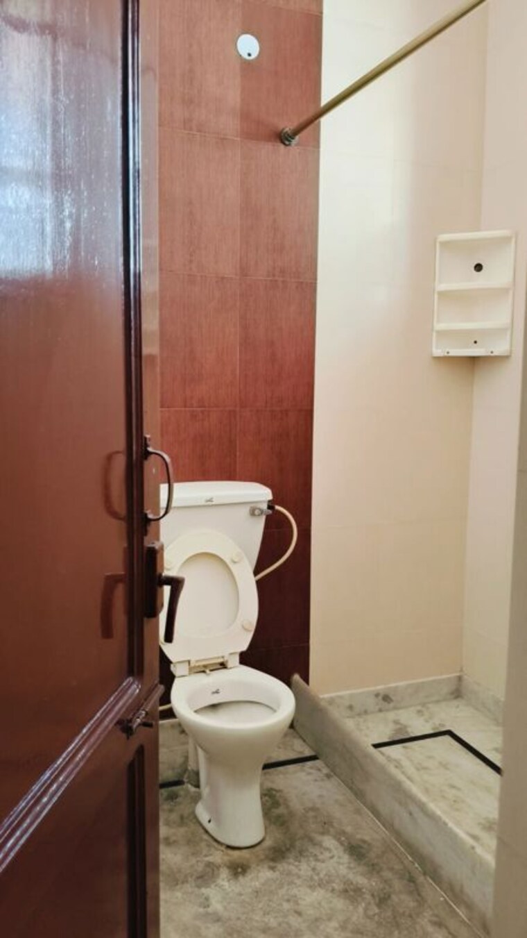 Bathroom, sector 57 3 Bedroom 1954 Sq.Ft. Builder Floor In Sector 57 Gurgaon 10302182