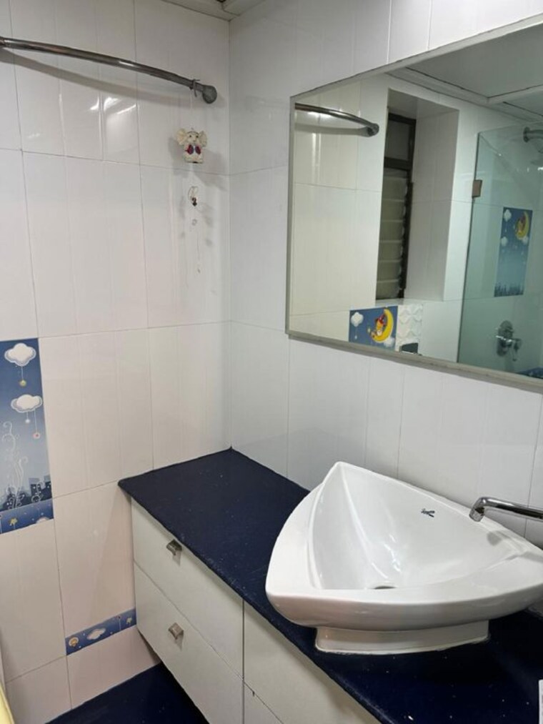 Bathroom, santacruz west 3 Bedroom 1100 Sq.Ft. Apartment In Santacruz West Mumbai 10302603