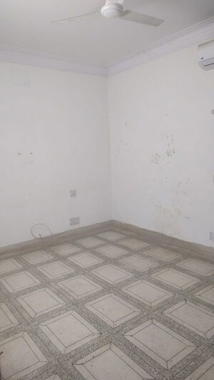 Room in 4 BHK Builder Floor at Safdarjung Enclave – for Rent