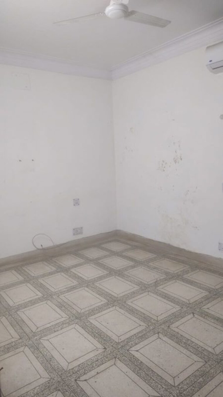 Room, safdarjung enclave 4 Bedroom 500 Sq.Yd. Builder Floor In Safdarjung Enclave Delhi 10302641