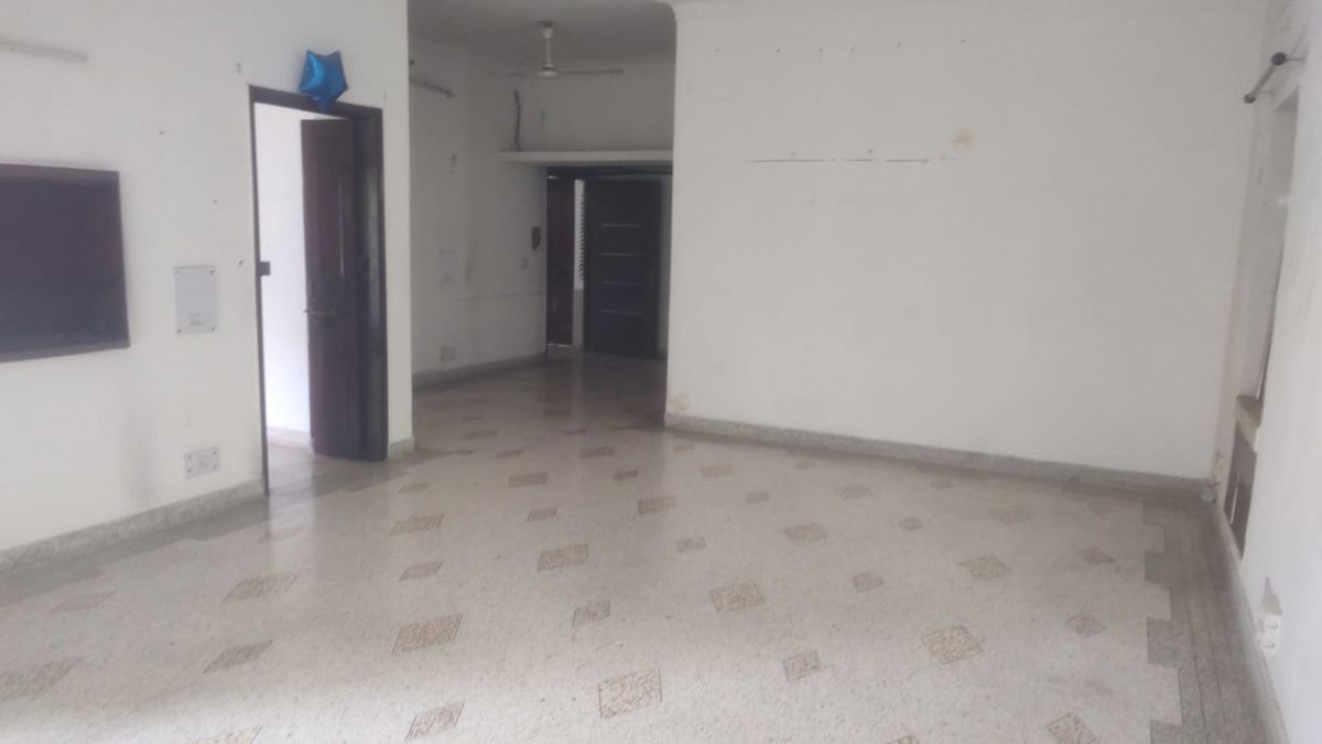 4 BHK + Pooja Room,Servant Room,Study Room,Extra Room Builder Floor For Rent in Safdarjung Enclave