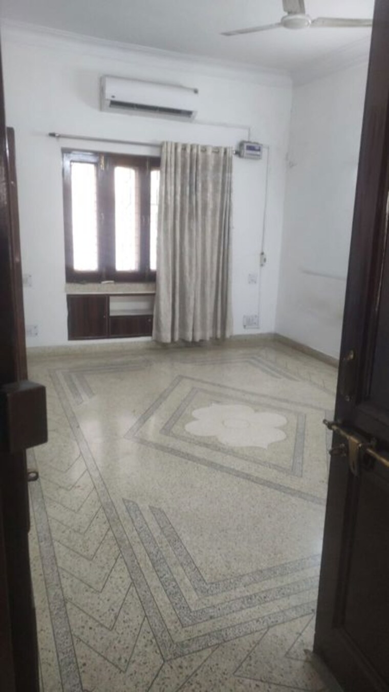 Bedroom, safdarjung enclave 4 Bedroom 500 Sq.Yd. Builder Floor In Safdarjung Enclave Delhi 10302641