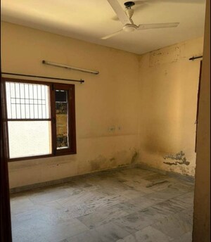 Room in 1 BHK Villa at Sector 44 – for Rent