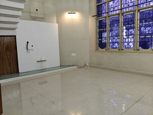 Room in 5 BHK Independent House at Krishna Nagar – for Sale