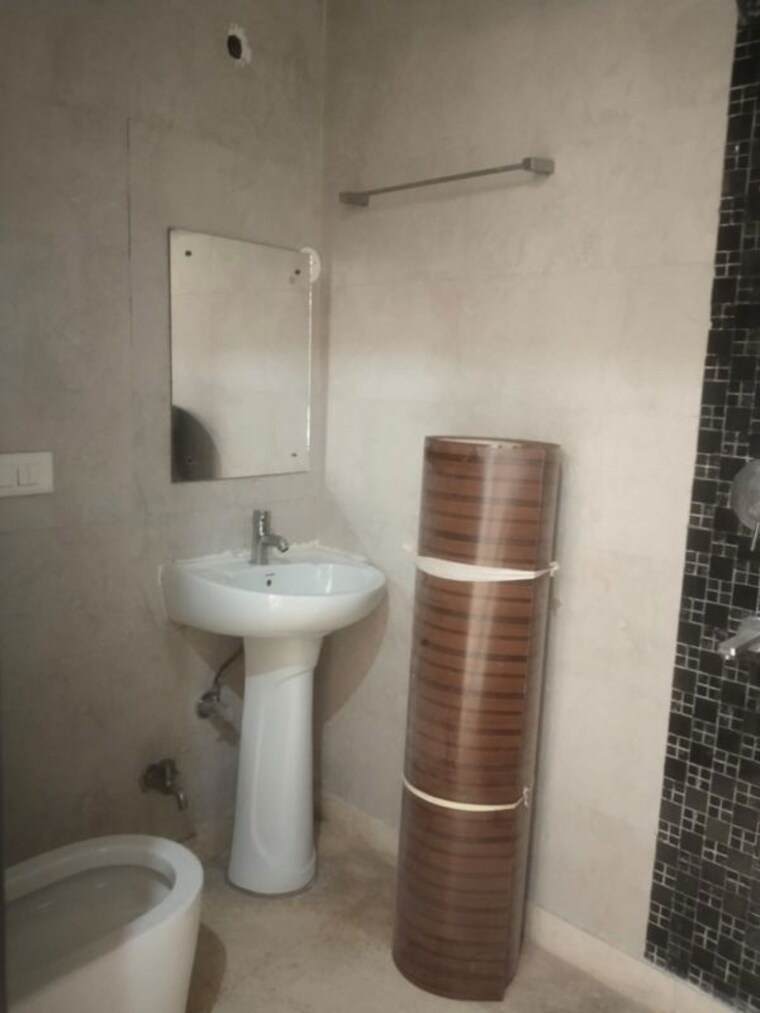 Bathroom, east of kailash 3 Bedroom 1300 Sq.Ft. Builder Floor In East Of Kailash Delhi 10302689