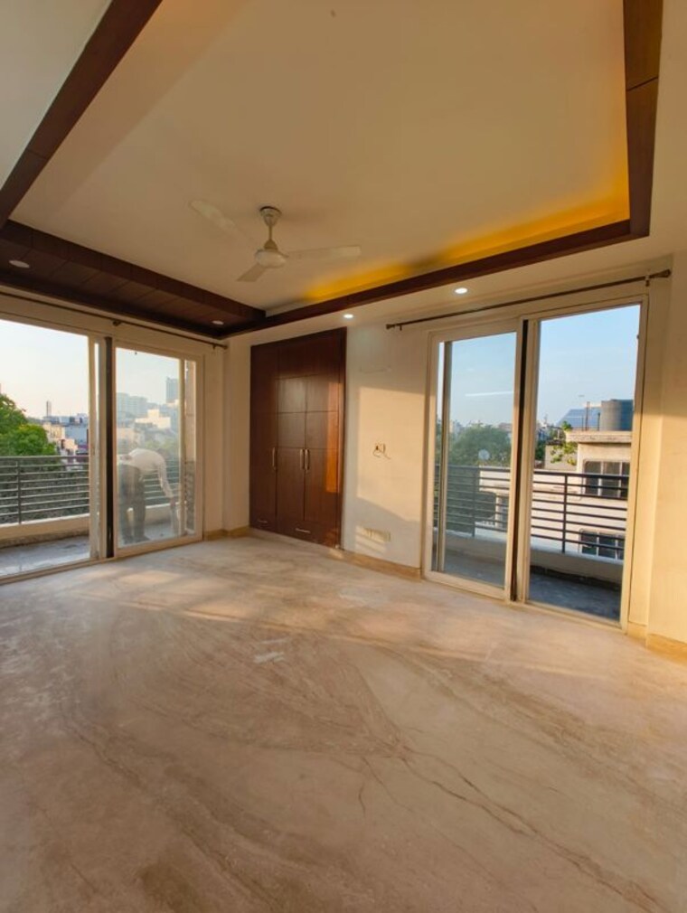 Room, kalkaji 4 Bedroom 350 Sq.Yd. Builder Floor In Kalkaji Delhi 10302764