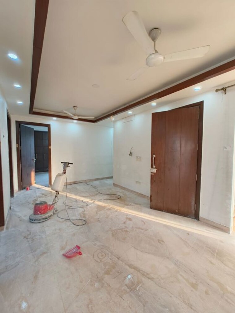 Room, kalkaji 4 Bedroom 350 Sq.Yd. Builder Floor In Kalkaji Delhi 10302764