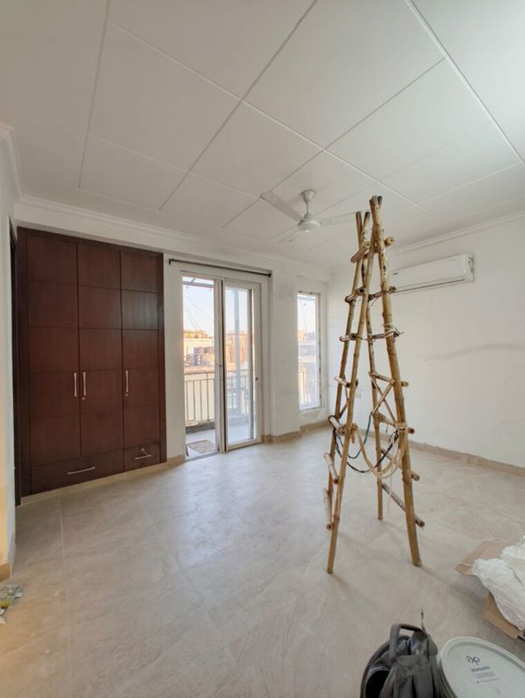 Room, kalkaji 4 Bedroom 350 Sq.Yd. Builder Floor In Kalkaji Delhi 10302764