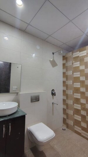 Bathroom in 2.5 BHK Builder Floor at Smart World Orchard, Sector 61 – for Rent