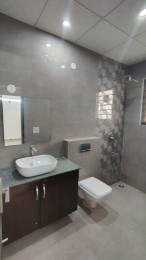 Bathroom in 2.5 BHK Builder Floor at Smart World Orchard, Sector 61 – for Rent