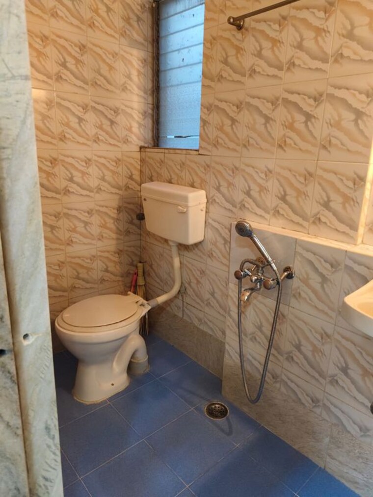 Bathroom, gokuldham-chs-goregaon 2 Bedroom 950 Sq.Ft. Apartment In Goregaon East Mumbai 10302803