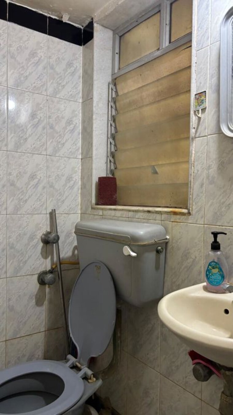 Bathroom, dheeraj-valley 1 Bedroom 480 Sq.Ft. Apartment In Goregaon East Mumbai 10302799