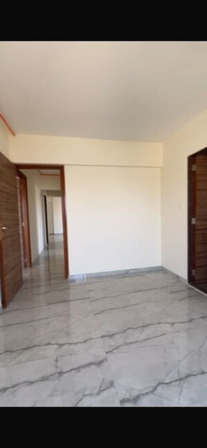 Room in 2.5 BHK Apartment at Kandivali West – for Rent
