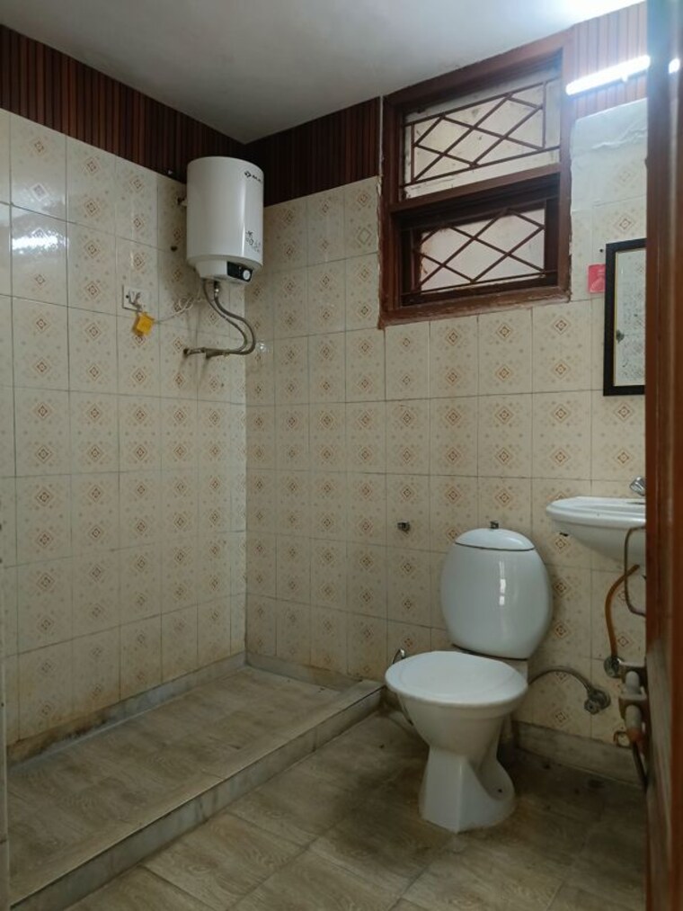 Bathroom, niho-scottish-royale-villa 3 Bedroom 1400 Sq.Ft. Builder Floor In South City 2 Gurgaon 10302964